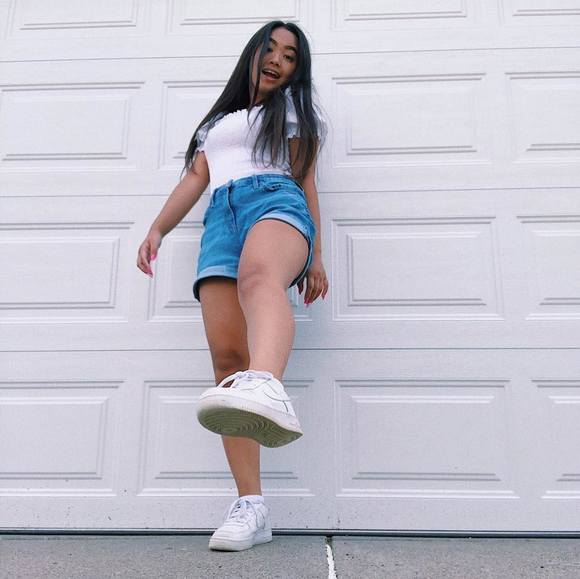 Meet your Posher, Ariel - Picture 1 of 1